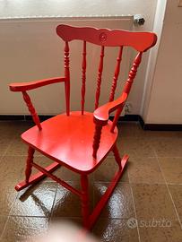 Sedia dondolo rossa vintage