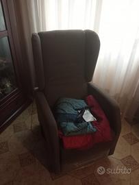 Poltrona di stoffa colore grigio ,con telecomando 