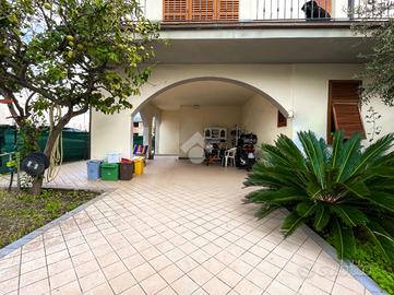 CASA SEMINDIPENDENTE A MASSA