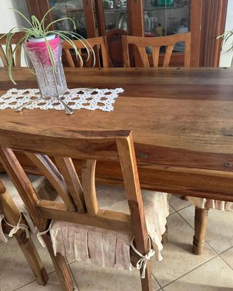Tavolo e sedie in legno massiccio della Fillandia.