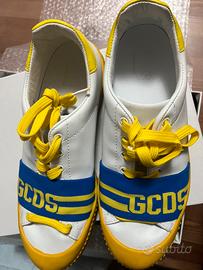 sneaker del brand GCDS