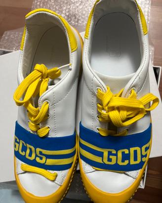 sneaker del brand GCDS