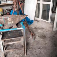 incudine con sgabello