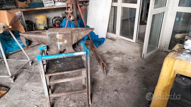 incudine con sgabello