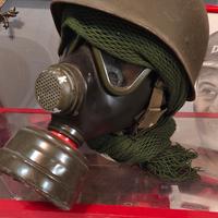 Maschera antigas con elmetto e sciarpa militare