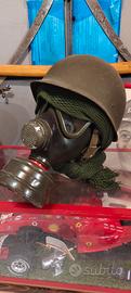Maschera antigas con elmetto e sciarpa militare