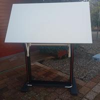 Tavolo da disegno con tecnigrafo