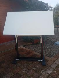 Tavolo da disegno con tecnigrafo