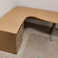 Scrivania con cassettiera