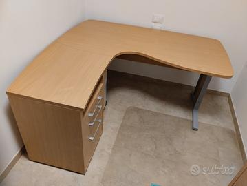 Scrivania con cassettiera