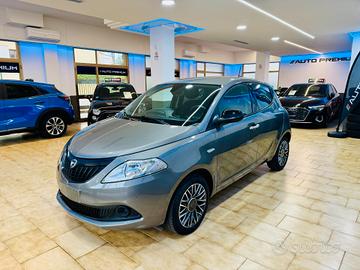 Lancia Ypsilon 1.0 Hybrid Silver / CarPlay S&S