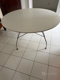 Tavolo bianco tondo