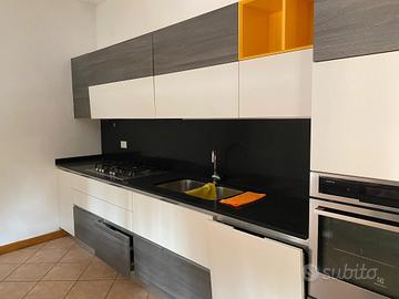 Cucina completa di elettrodomestici 