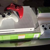 Xbox One S 1TB + 3 Controller originali (1 nuovo)