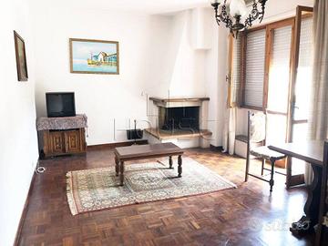 Appartamento di 85 m² con 3 locali e box auto a Um