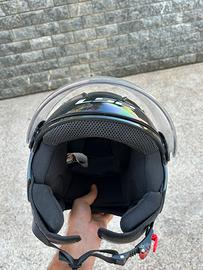 Casco nero con visiera