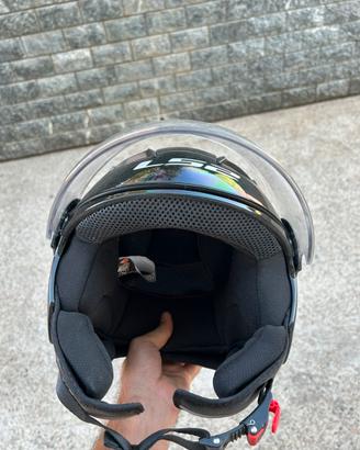 Casco nero con visiera