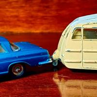 Dinky Toys Mercedes-Benz 200 SE + Caravan 811