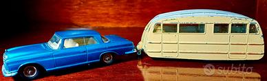 Dinky Toys Mercedes-Benz 200 SE + Caravan 811