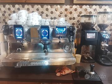 Macchina per caffè espresso bar e due macinacaffè