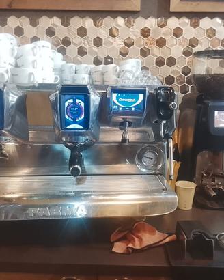 Macchina per caffè espresso bar e due macinacaffè