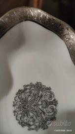 Graziosa ciotola ovale in  porcellana pura