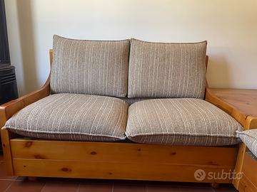Divano con struttura in legno massello