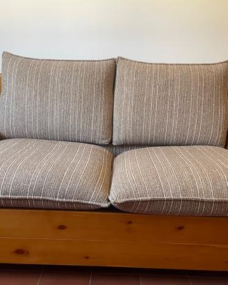Divano con struttura in legno massello