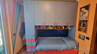 Camera con armadio a ponte e cassettoni