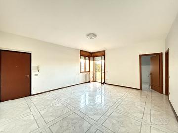 Appartamento con due camere, due bagni e giardino