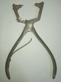 Vecchia pinza per occhielli