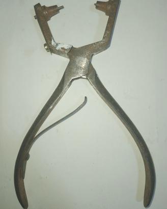 Vecchia pinza per occhielli