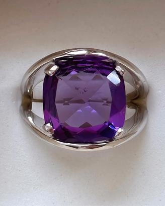 Anello artigianale in argento 925.