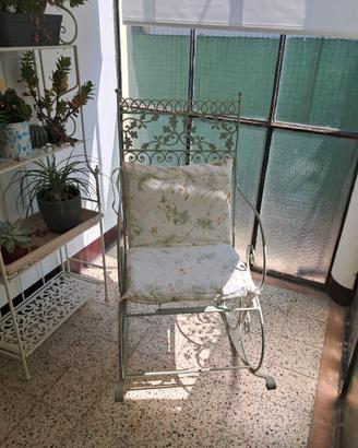 Sedia a dondolo in ferro con cuscino floreale