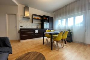 Camera matrimoniale in tricamere con arredi nuovi