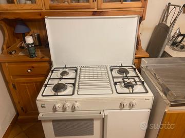Cucina a gas lavello e pensili