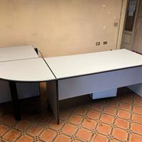 Scrivania da ufficio con cassettiera