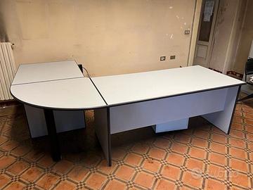 Scrivania da ufficio con cassettiera