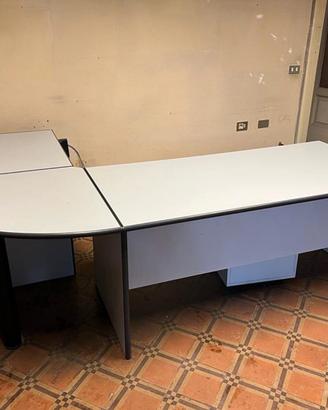 Scrivania da ufficio con cassettiera