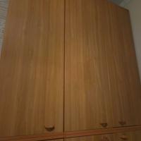 Armadio grande tutto in legno con più ante