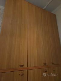 Armadio grande tutto in legno con più ante