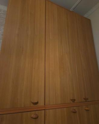 Armadio grande tutto in legno con più ante