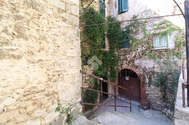 2 LOCALI A POGGIO MOIANO