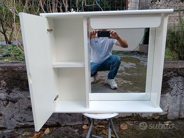 Specchio con anta bagno
