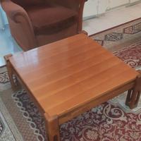 2 Poltrone, divano marroni, tavolino basso,tappeti