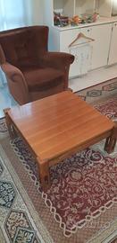 2 Poltrone, divano marroni, tavolino basso,tappeti