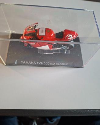 Modellino Yamaha YZR500 Max Biaggi 2001 – Scala 1: