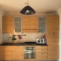 Cucina con elettrodomestici