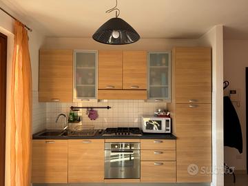 Cucina con elettrodomestici