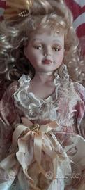 Bambola in porcellana da collezione